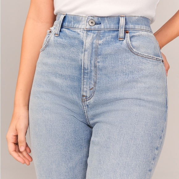 Abercrombie Curve Love Ultra High Rise Ankle Straight Jean in Light 33 / 16 - Picture 4 of 16